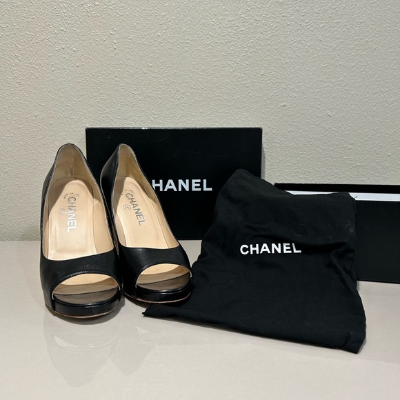 CHANEL BLACK LEATHER PEEP TOE CORK HEEL PUMPS - Picture 6 of 8